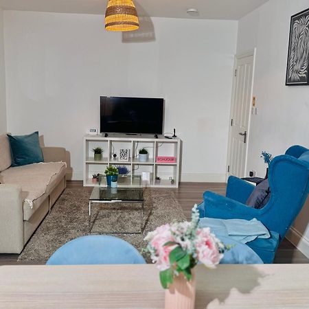 Cosy 1-Bed Flat 30Min To Central London & Parking Екстериор снимка