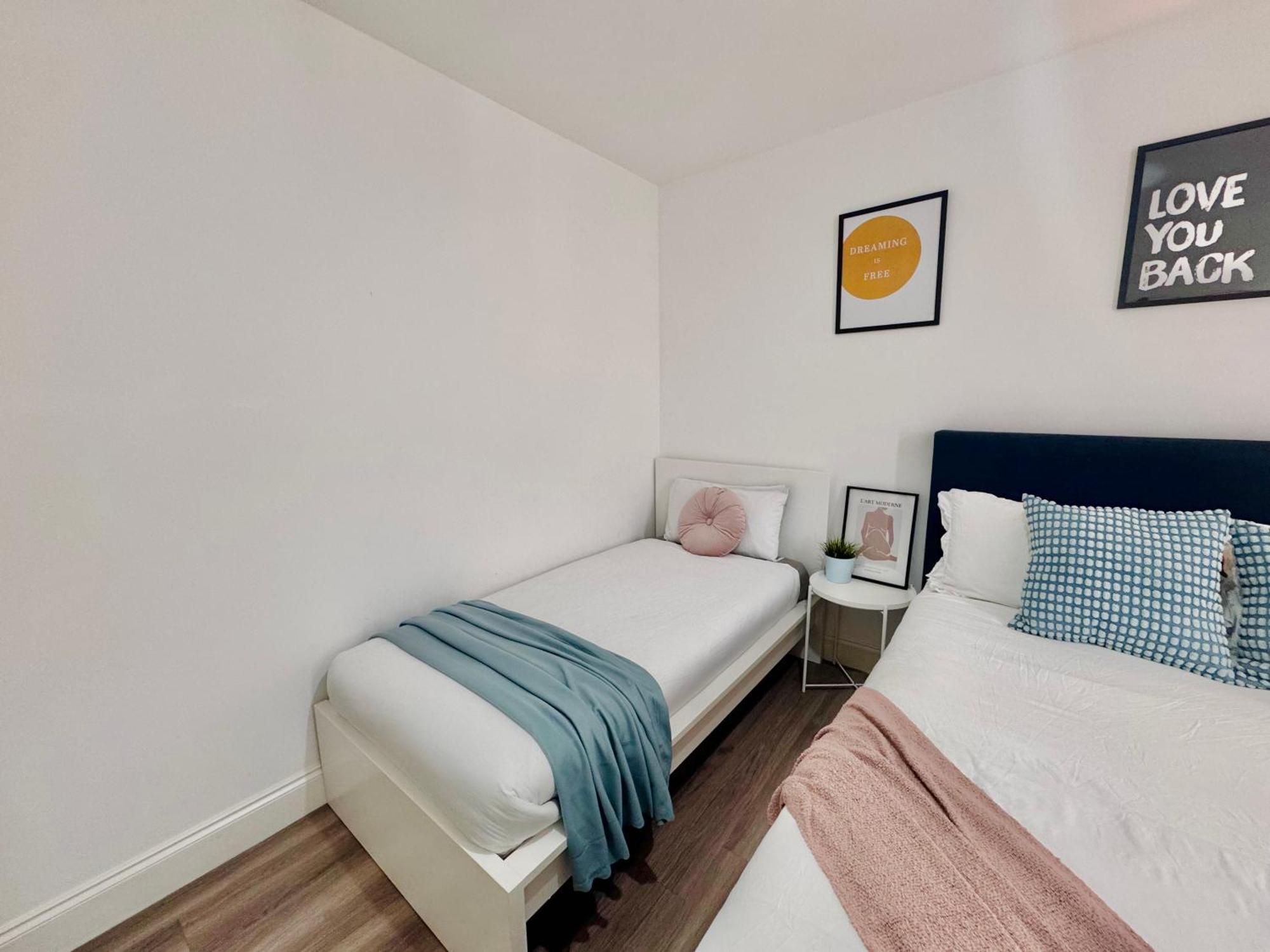 Cosy 1-Bed Flat 30Min To Central London & Parking Екстериор снимка
