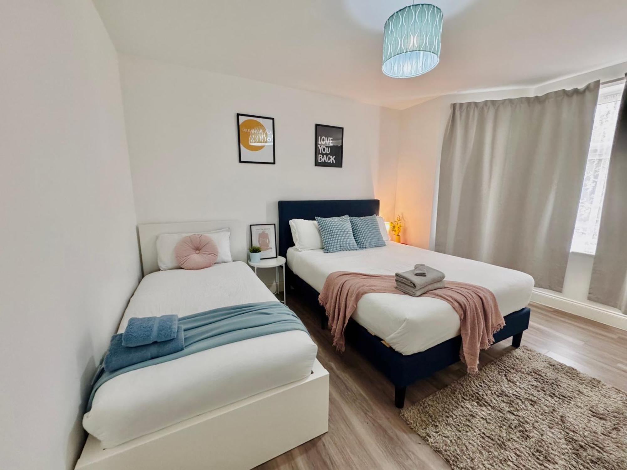 Cosy 1-Bed Flat 30Min To Central London & Parking Екстериор снимка