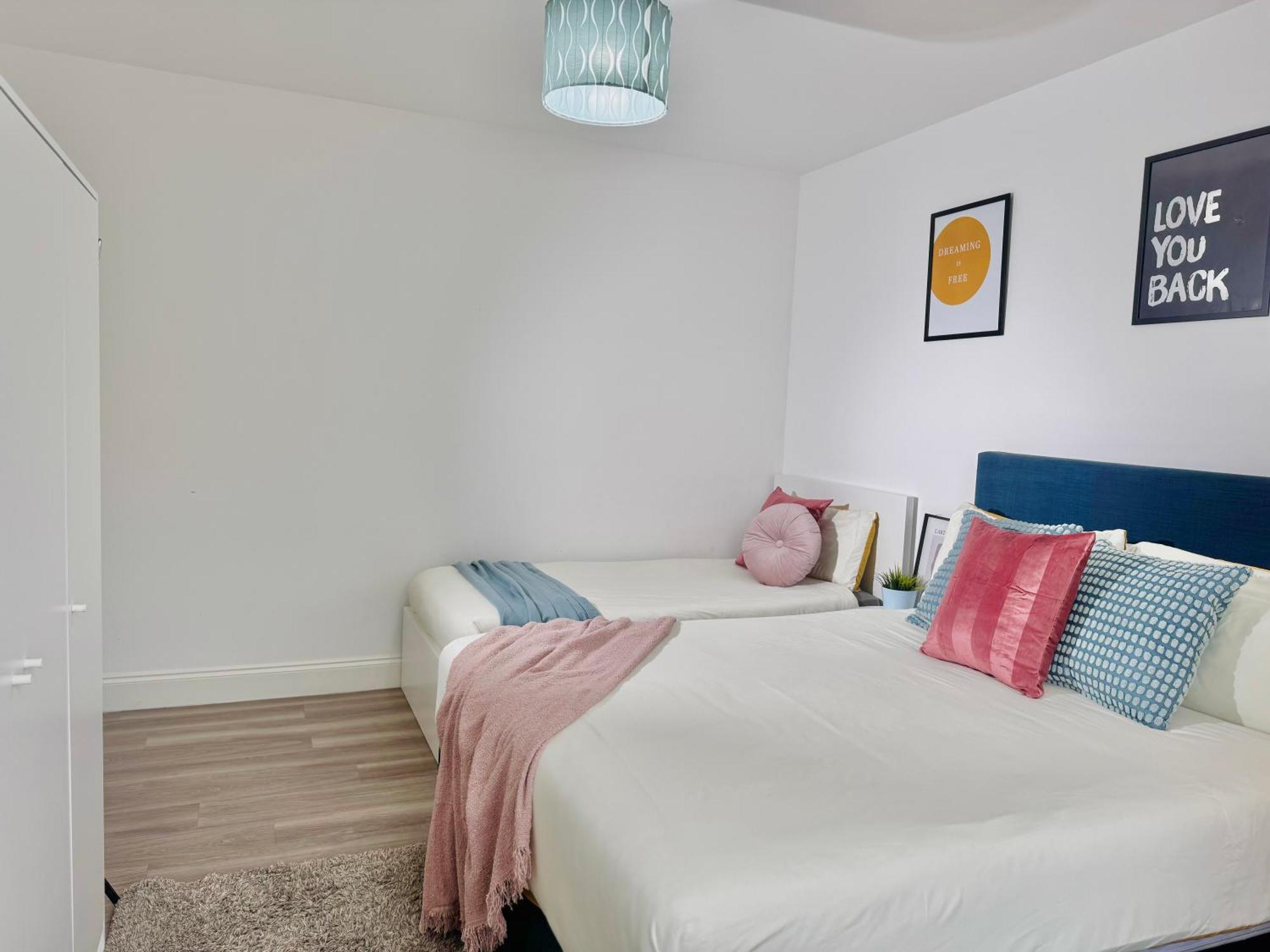 Cosy 1-Bed Flat 30Min To Central London & Parking Екстериор снимка