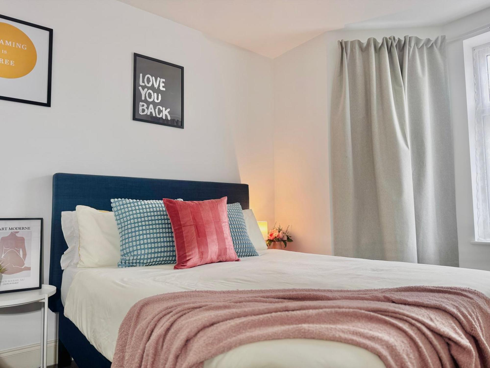 Cosy 1-Bed Flat 30Min To Central London & Parking Екстериор снимка