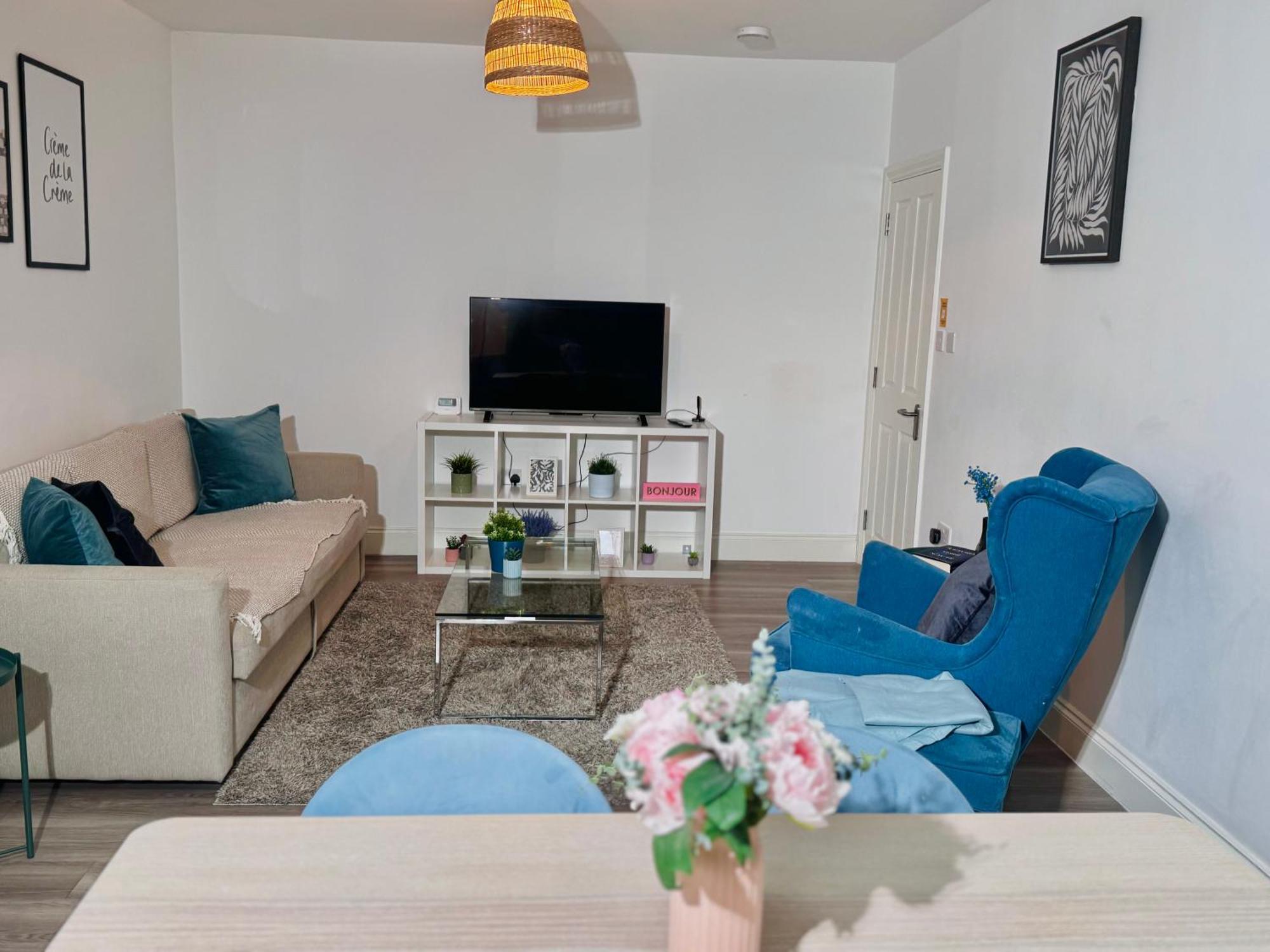 Cosy 1-Bed Flat 30Min To Central London & Parking Екстериор снимка